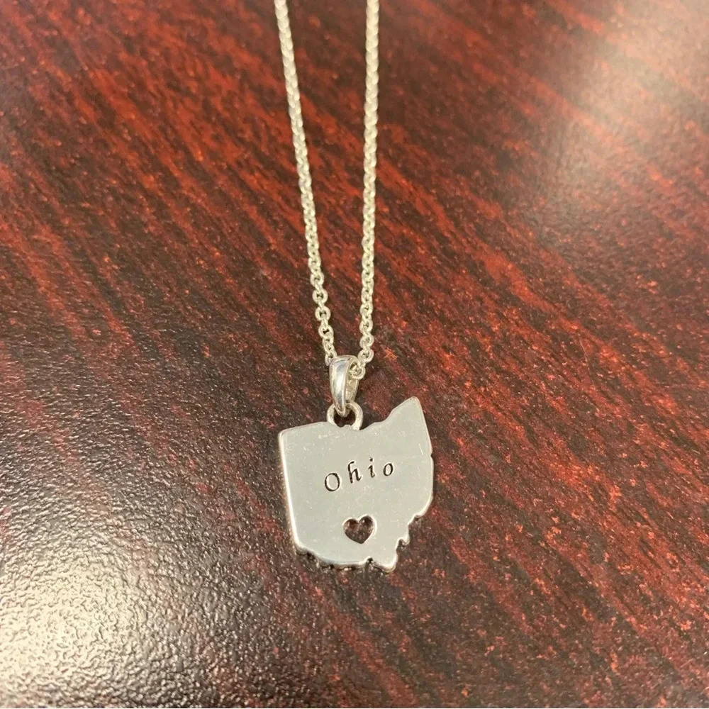 Avon silver tone Ohio state shaped pendant necklace 21” adjustable
